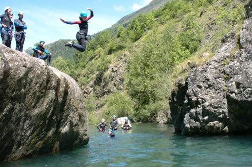 Adultes en team building qui font du canyoning